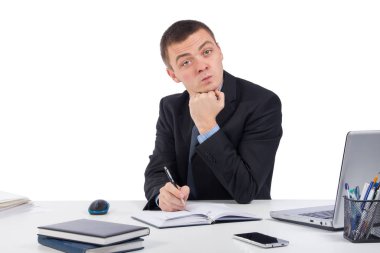 İş, office, teknoloji, finans ve Internet kavramı - ciddi işadamı masasında otururken kuşkuyla bakıyor beyaz arka plan üzerinde izole. İnsan yüzü ifade 