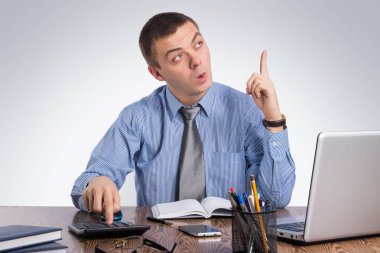 İş, office, teknoloji, finans ve Internet kavramı - işadamı ofisinde parmak gidiyor: fikir veya gri arka plan üzerinde uyarı