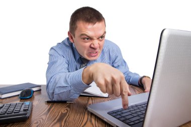Office, mali, internet, iş, başarı ve insan kavramı ciddi, kızgın, beyaz arka plan üzerinde laptop ofisinde yazarak işadamı izole