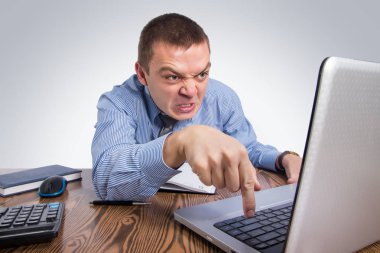Office, mali, internet, iş, başarı ve insan kavramı ciddi, kızgın işadamı laptop ofisinde gri arka plan üzerine yazarak