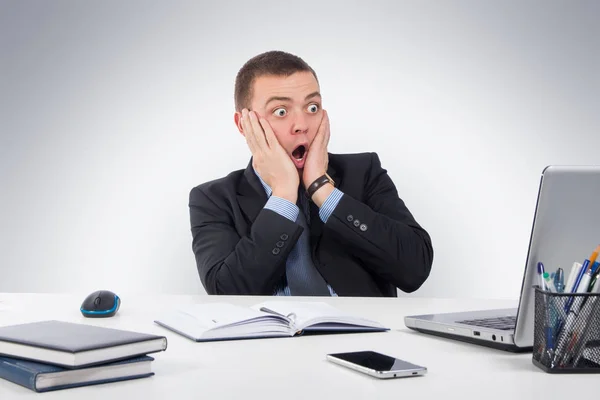 Office, iş, teknoloji, finans ve Internet kavramı-dizüstü bilgisayar ve gri arka plan üzerinde Office belgeleri ile şok işadamı