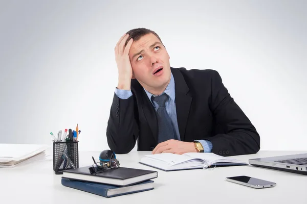 Ofiste dizüstü bilgisayar üzerinde çalışan office, iş, teknoloji, finans ve Internet kavramı hayal kırıklığına uğramış genç iş adamı