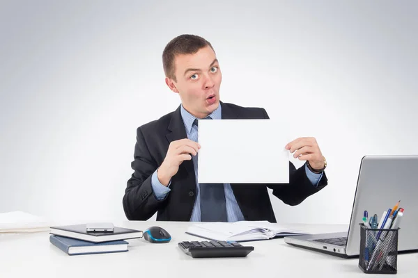 Office, teknoloji, finans, internet, iş, başarı ve insanlar kavramı-genç işadamı boşaltmak için metin ve bir gülümseme ile boş kağıda kadar tutar