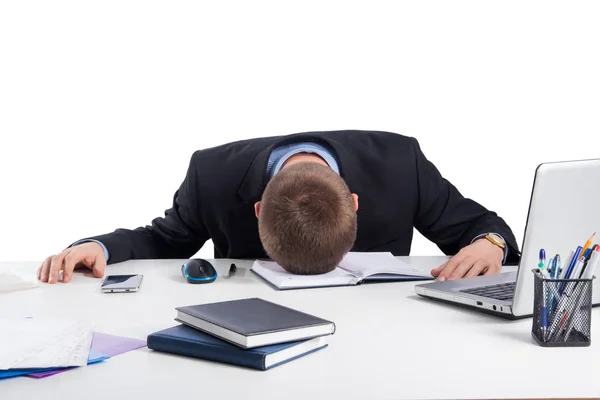 办公室 互联网 成功和人的生活 精疲力竭的商人在他的办公桌前睡着了 在他的办公桌上被孤立在白色 — 图库照片