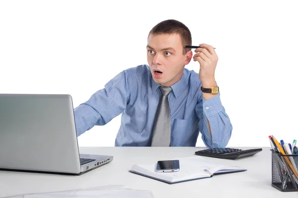 Office, iş, teknoloji, finans ve Internet kavramı - dizüstü bilgisayar ve beyaz arka plan üzerinde izole Office belgeleri ile sürpriz iş adamı