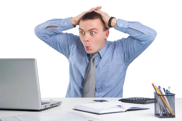 Office, iş, teknoloji, finans ve Internet kavramı - dizüstü bilgisayar ve beyaz arka plan üzerinde izole Office belgeleri ile sürpriz iş adamı