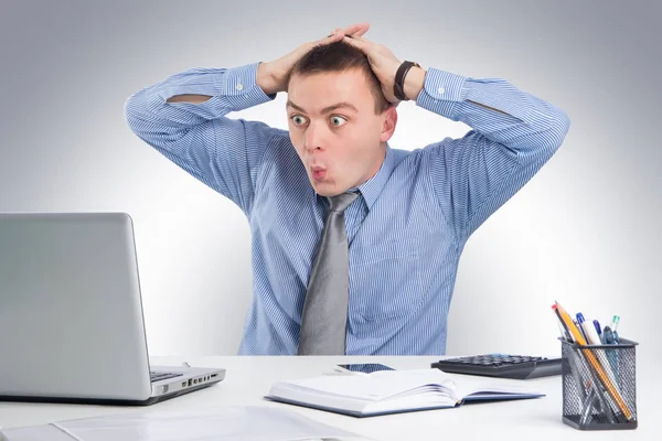 Office, iş, teknoloji, finans ve Internet kavramı - dizüstü bilgisayar ve gri arka plan üzerinde Office belgeleri ile sürpriz iş adamı