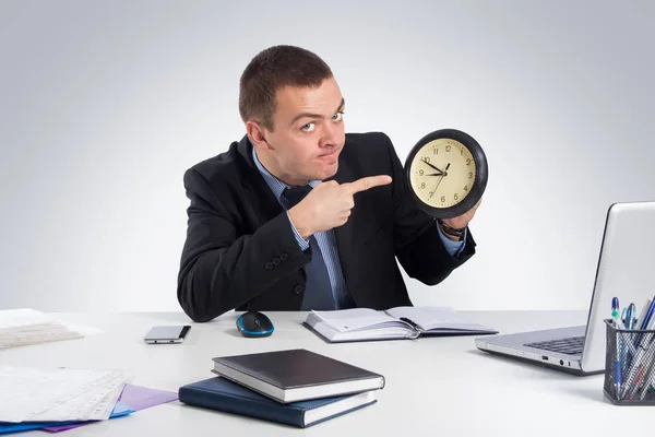 ビジネス 時間管理 オフィス コンセプト 灰色の背景に時間を示す時計を保持しているスーツのビジネスマン — ストック写真