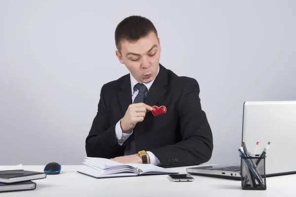 Biznesmen Czerwonym Sercem Zarządzanie Relacjami Klientami Szarym Tle — Zdjęcie stockowe