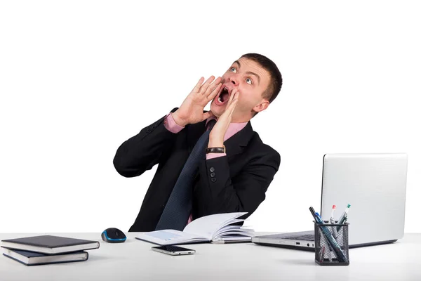 オフィス インターネット ビジネス 白い背景に分離された彼の口をすぼめ手で叫んでオフィスで成功コンセプト若い男 — ストック写真