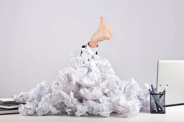 Office, iş, teknoloji, finans ve Tamam gösterilen Internet kavramı-elini buruşuk kağıt arka plan üzerinde oturum