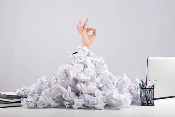 Office, iş, teknoloji, finans ve Tamam gösterilen Internet kavramı-elini buruşuk kağıt arka plan üzerinde oturum