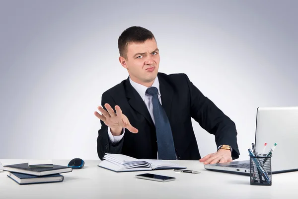 Gri arka plan üzerinde office iş adam yapma durağında