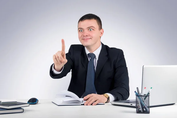 Gri arka plan üzerinde hayali bir ekran dokunarak iş adamı. Office, finans, internet, iş, başarı kavramı