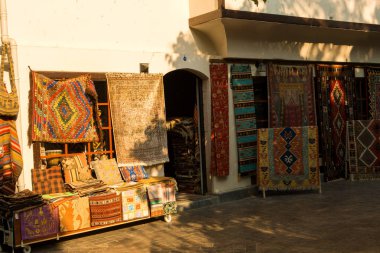Hediyelik eşya dükkanı n eski Türk şehir ile Street.The eski binasında renkli el yapımı halılar görüntülenen