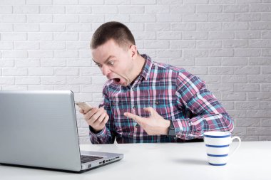 Ofis telefonu çığlık öfkeli iş adamı. İş, kavram
