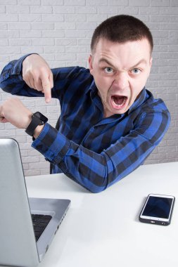 Onun gözetiminde işaret kızgın iş adamı. Kaybedecek vakit yok! 