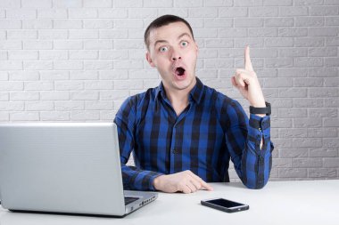 Bir fikrim var! Parmak tutmak yakışıklı iş adamı upw işaret etti.