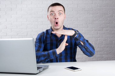 Genç işadamı eller zaman aşımı işaretiyle gösterilen