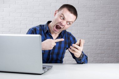 Ofis telefonu çığlık öfkeli işadamı.