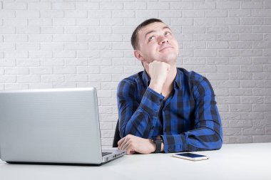 Up-iş arıyorum yakışıklı işadamı ve office kavramı