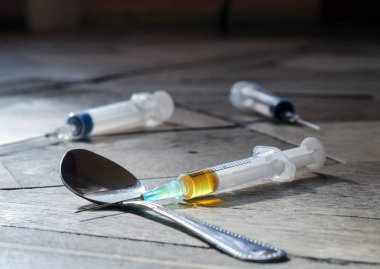 doz şırınga yere dağılmış