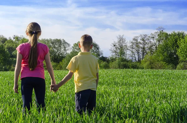bir erkek bir kızla el ele tutuşarak ve mesafe içine arıyorum