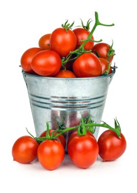 kiraz domates üzerinde beyaz bir adam izole bir kova