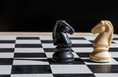 Atlar, satranç, Dama Tahtası siyah bir zemin üzerine