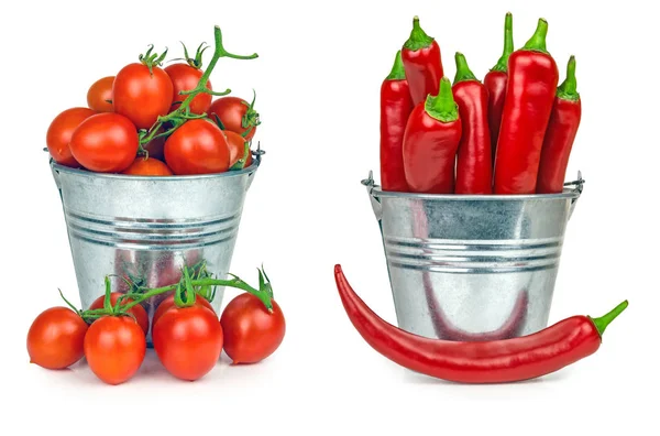 Kirschtomaten Mit Paprika Chili Einem Eimer Isoliert Auf Weißem Hintergrund — Stockfoto