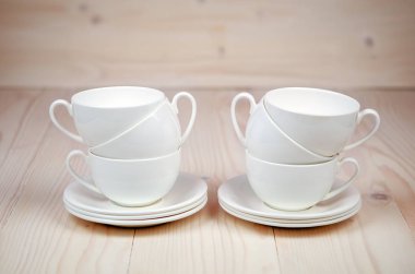 Kupa ve Plaketler birbirlerine bir ahşap zemin üzerine koydu