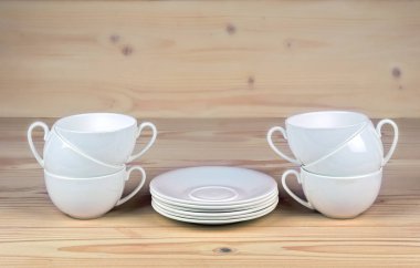 Kupa ve Plaketler birbirlerine bir ahşap zemin üzerine koydu