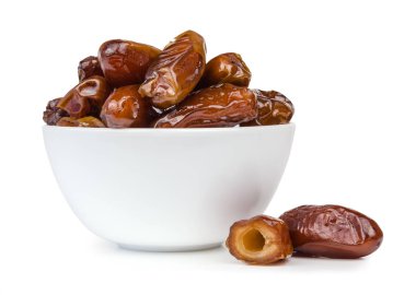 Beyaz bir arka plan üzerinde izole kurutulmuş tarihleri meyve bir kase