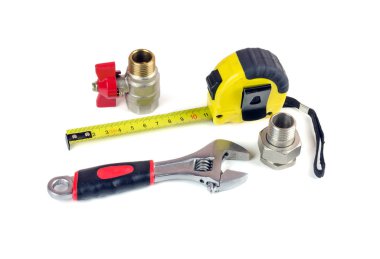 bir musluk ve beyaz bir arka plan üzerinde bir mezura ile ayarlanabilir anahtarı