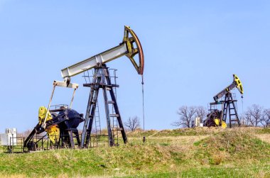 Mavi gökyüzü arka plan üzerinde petrol pompa