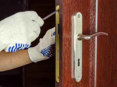 bir tornavida kullanarak kapı kilit tamiri