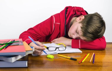 Uyuyan öğrenci ödev gerçekleştirir