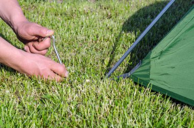 çadır kurulumu kılıyor