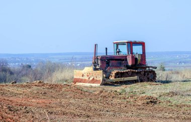 Paletli traktör arka plan mavi gökyüzü üzerinde