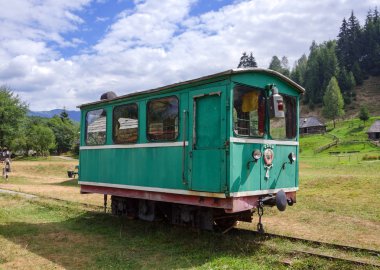 bir arka plan yeşil dağların eski dar hat içkiyi bıraktım