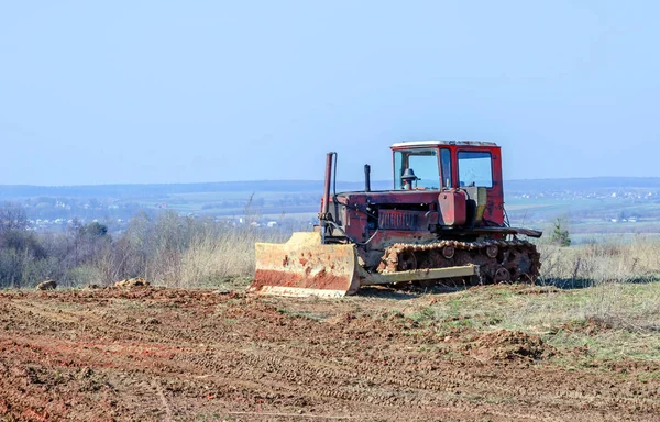 Paletli traktör arka plan mavi gökyüzü üzerinde