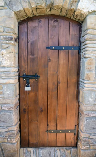 Старая Деревянная Дверь Закрыта Осажденная Камнем — стоковое фото