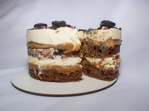 Ванильный Темный Шоколадный Торт Белом Фоне — стоковое фото