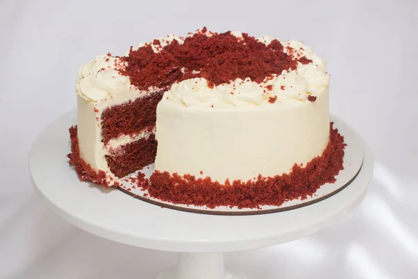 Roter Kuchen Halbiert Auf Weißem Hintergrund — Stockfoto
