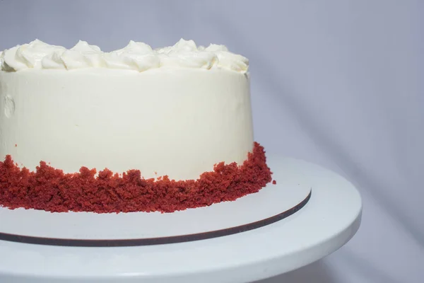 Pastel Blanco Con Rojo Fondo Blanco — Foto de Stock