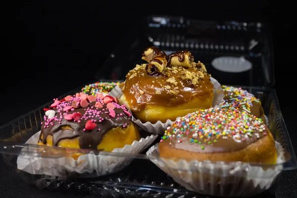 Transparante Doos Met Donuts Zwarte Achtergrond — Stockfoto