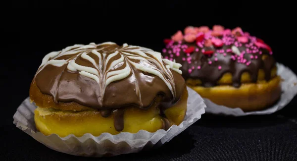 Chocolade Vanille Donuts Zwarte Achtergrond — Stockfoto