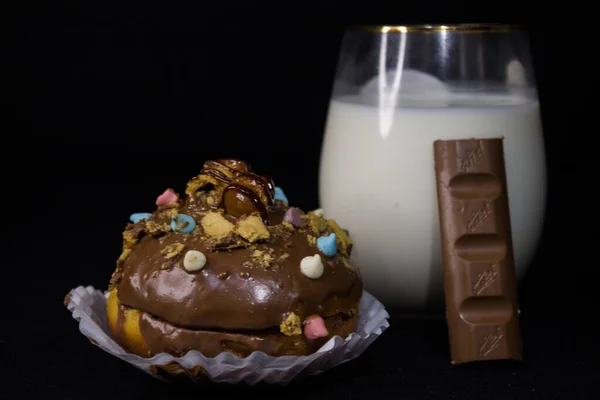 Čokoládové Koblihy Sklenicí Mléka Černém Pozadí — Stock fotografie