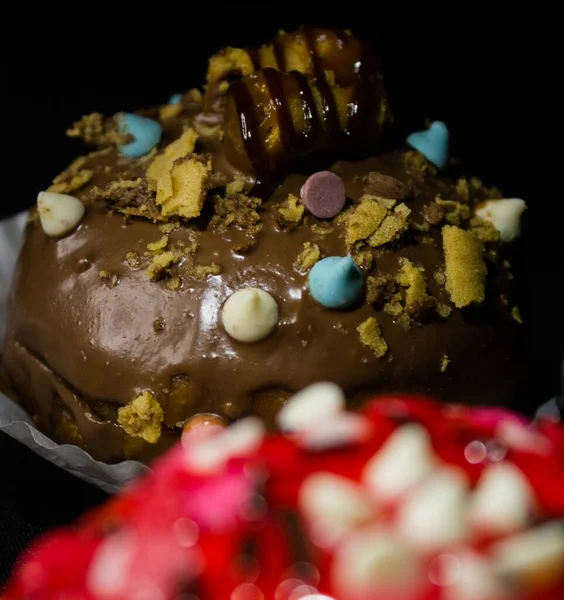 Fokussierte Schokolade Donuts Auf Schwarzem Hintergrund — Stockfoto