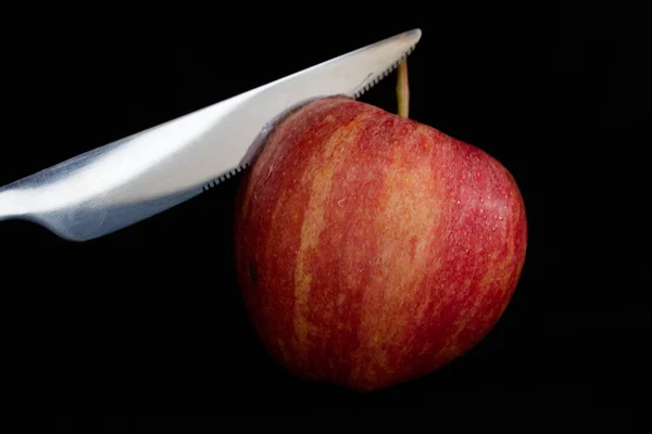 Une Pomme Rouge Avec Couteau Sur Fond Noir — Photo